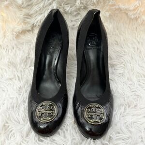 TORY BURCH Caroline Black Patent Leather Gold logo flex Stretch pumps size 8